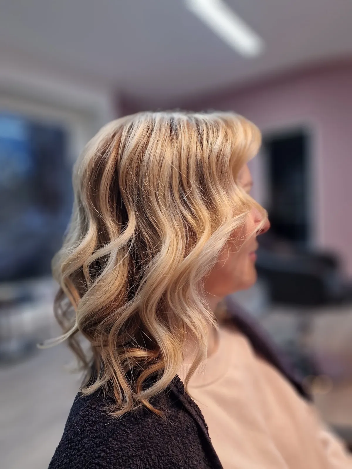 Schulterlanger Bob in warmem Blond, gestufte Längen und weiche Welle