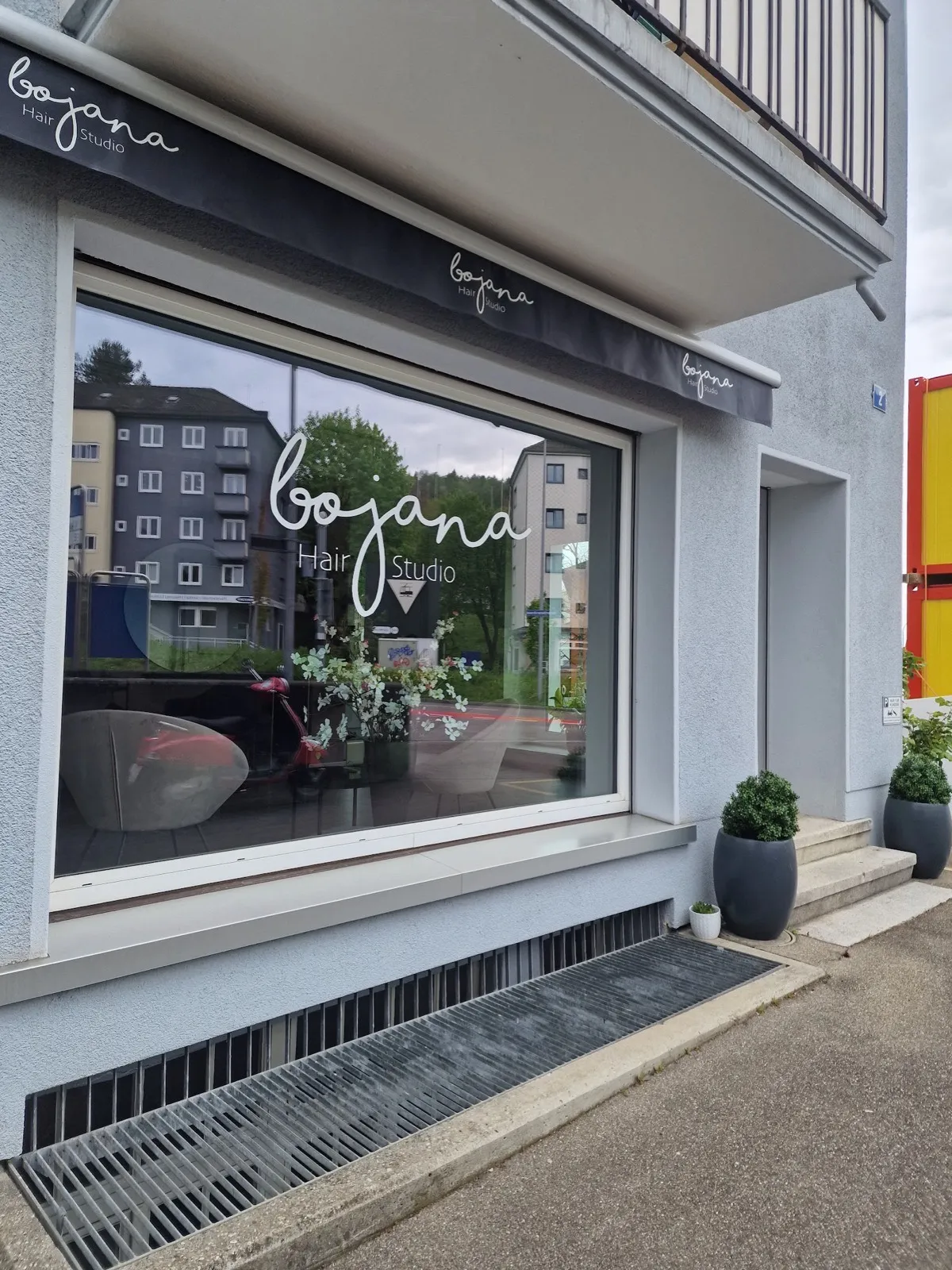 Das Studio von der Strasse aus — Schaufenster und Schriftzug an der Berninastrasse 2