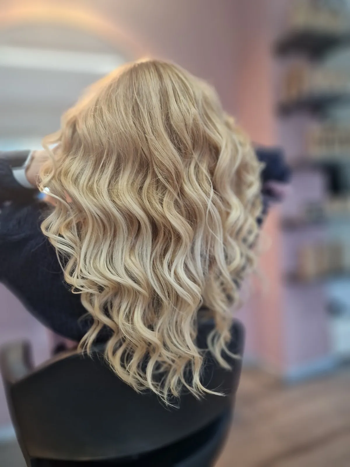 Kräftige Wellen in hellem Blond mit weichem Ansatzverlauf