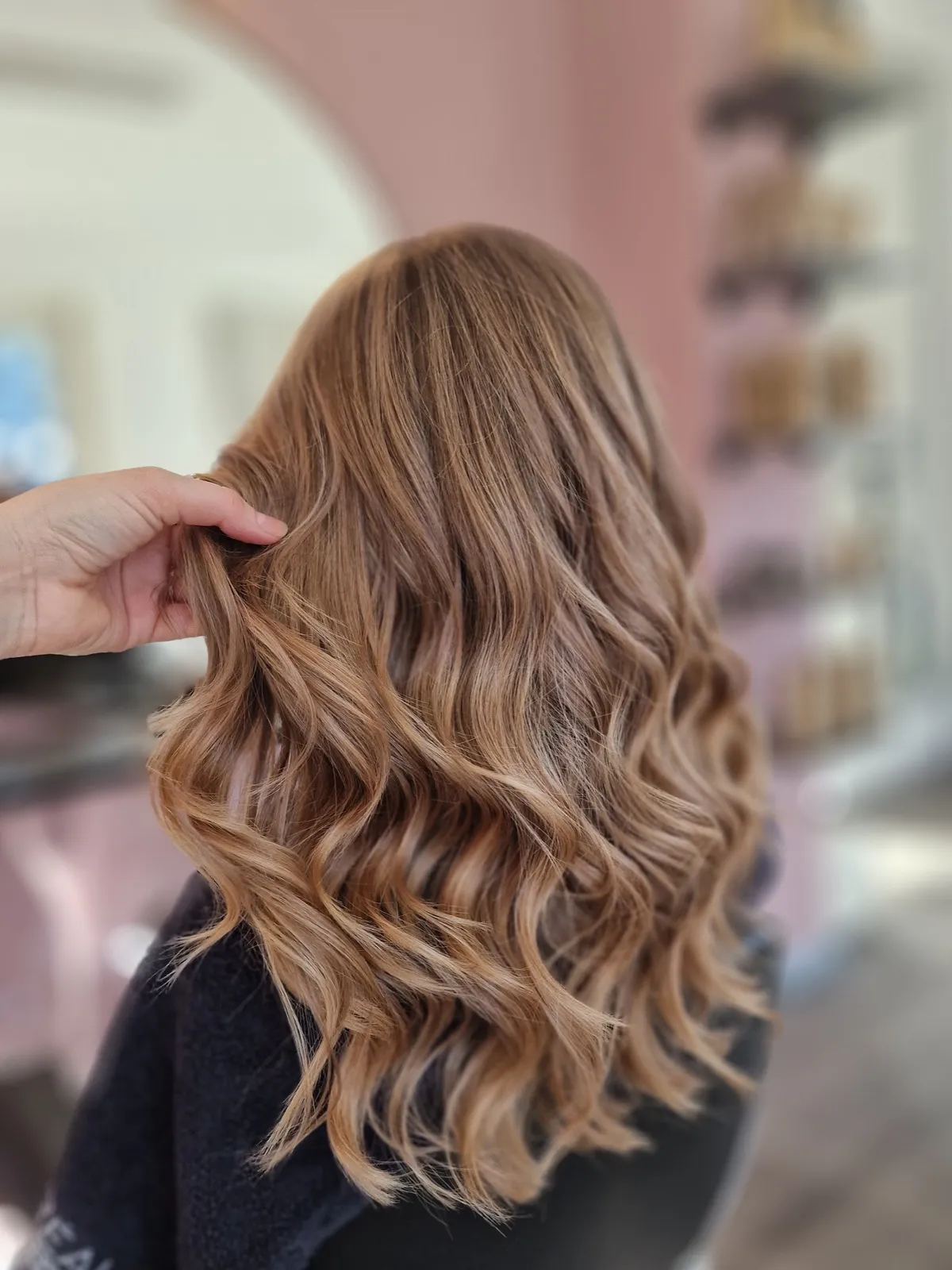 Karamell-Balayage auf braunem Haar, weicher Übergang von den Mitten in die Längen
